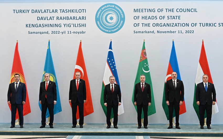zirve-gorusunde-istirak-eden-dovlet-ve-hokumet-bascilari-semerqendin-registan-meydaninda-agac-ekible